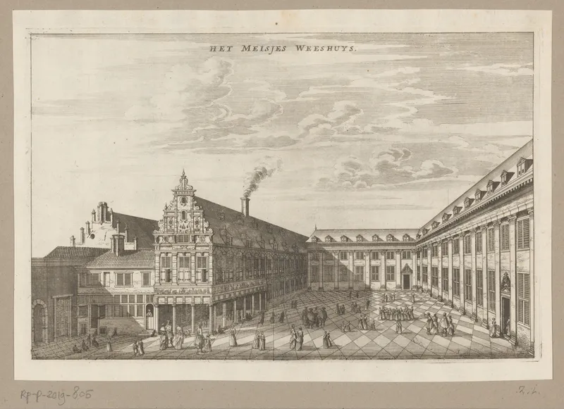 Historische prent van de binnenplaats van het meisjesweeshuis, met gebouwen en groepen meisjes.