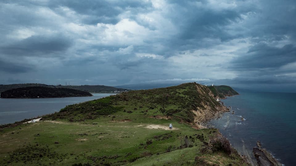 De Turtle op een zeeklif in Albanië