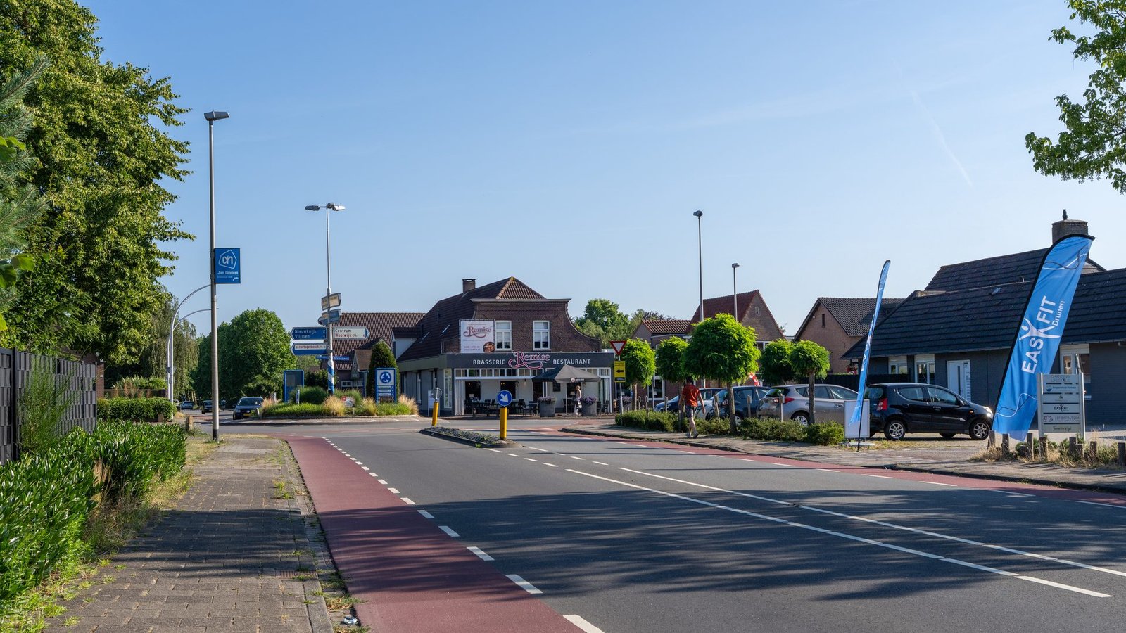 De Grotestraat nu, met rood fietspad en winkels op de plek van de remise.